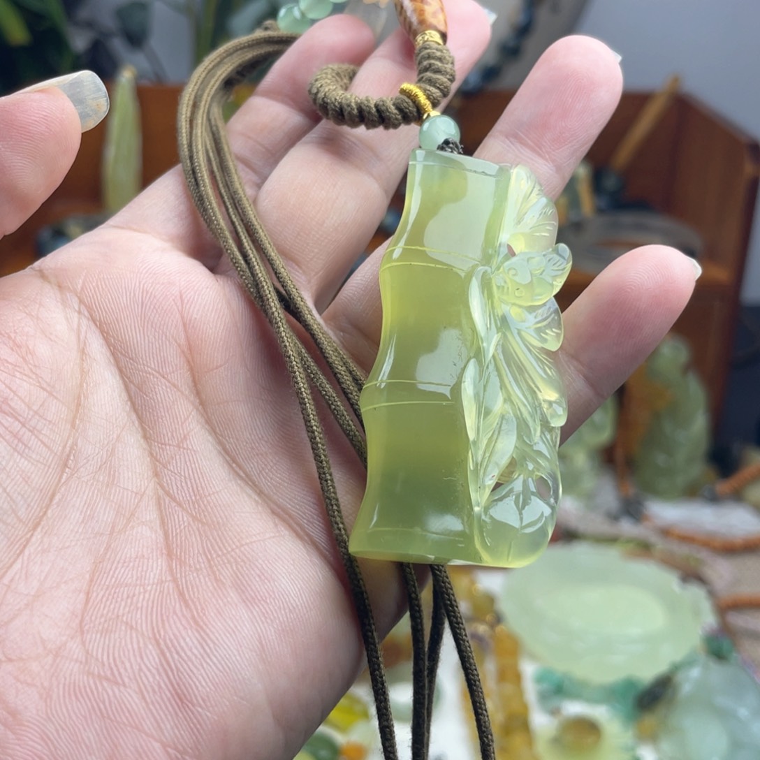 蛇纹石玉未镶嵌吊坠
