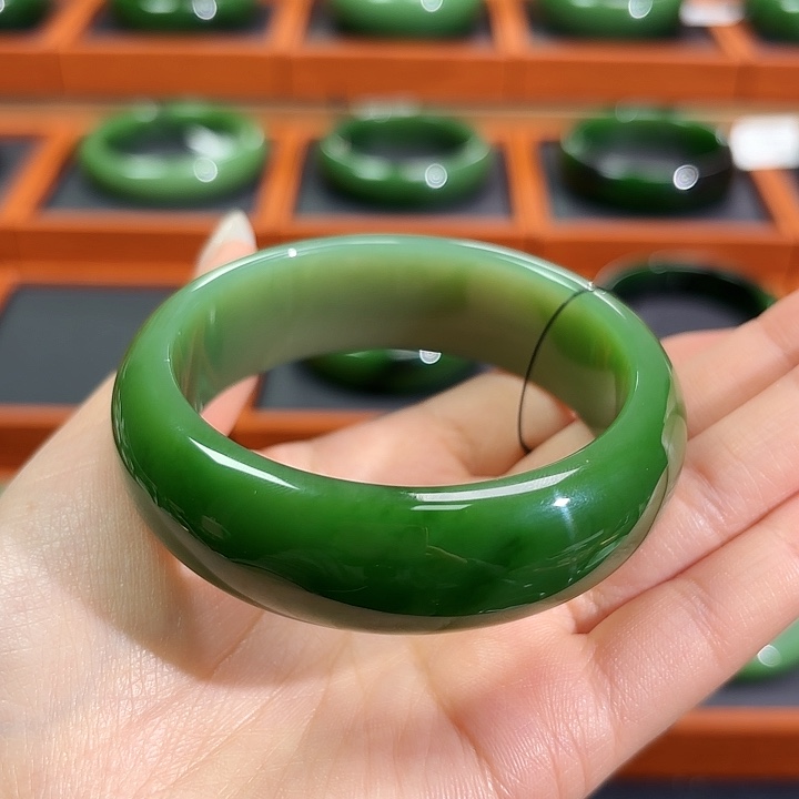 和田玉（黄玉）未镶嵌手镯阳绿带粉绿