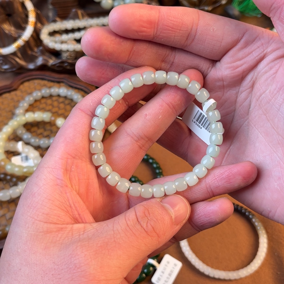 何***忧和田玉未镶嵌手链