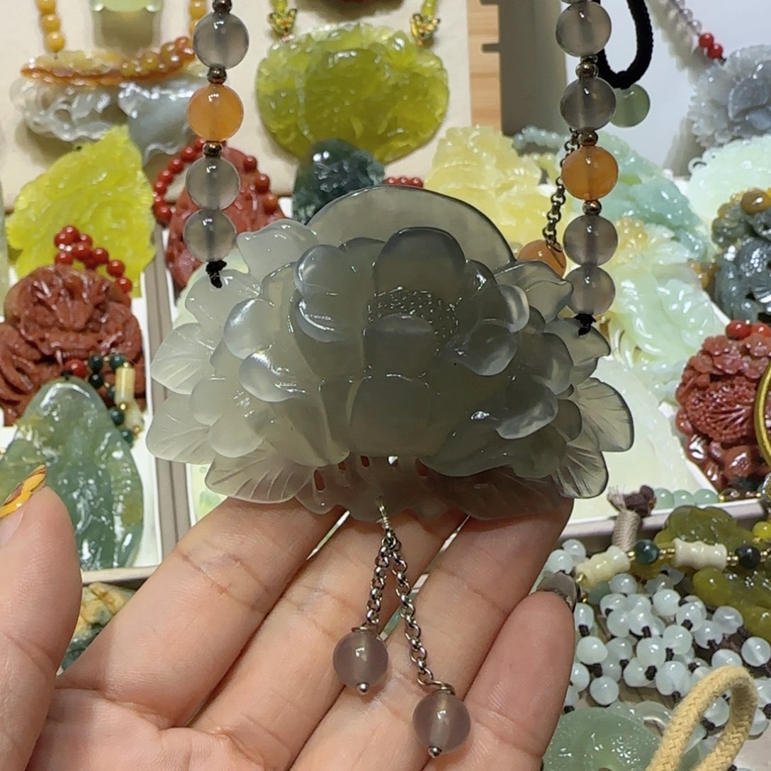 未镶嵌蛇纹石玉吊坠