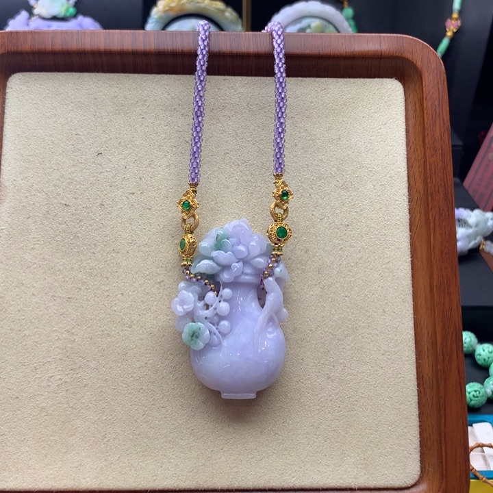 翡翠颈饰未镶嵌翡翠花瓶