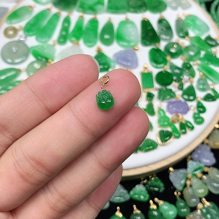 心***水翡翠配石18K金扣头 满绿小貔貅