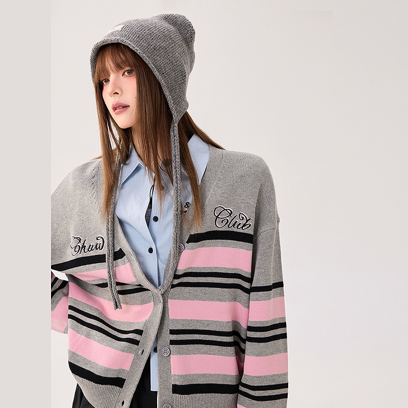 036V【云C专属】CHUU字母刺绣设计条纹学院风针织衫-F