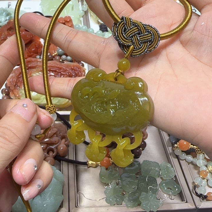 蛇纹石玉未镶嵌吊坠
