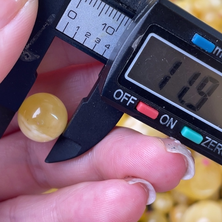 未镶嵌琥珀裸石微瑕1484