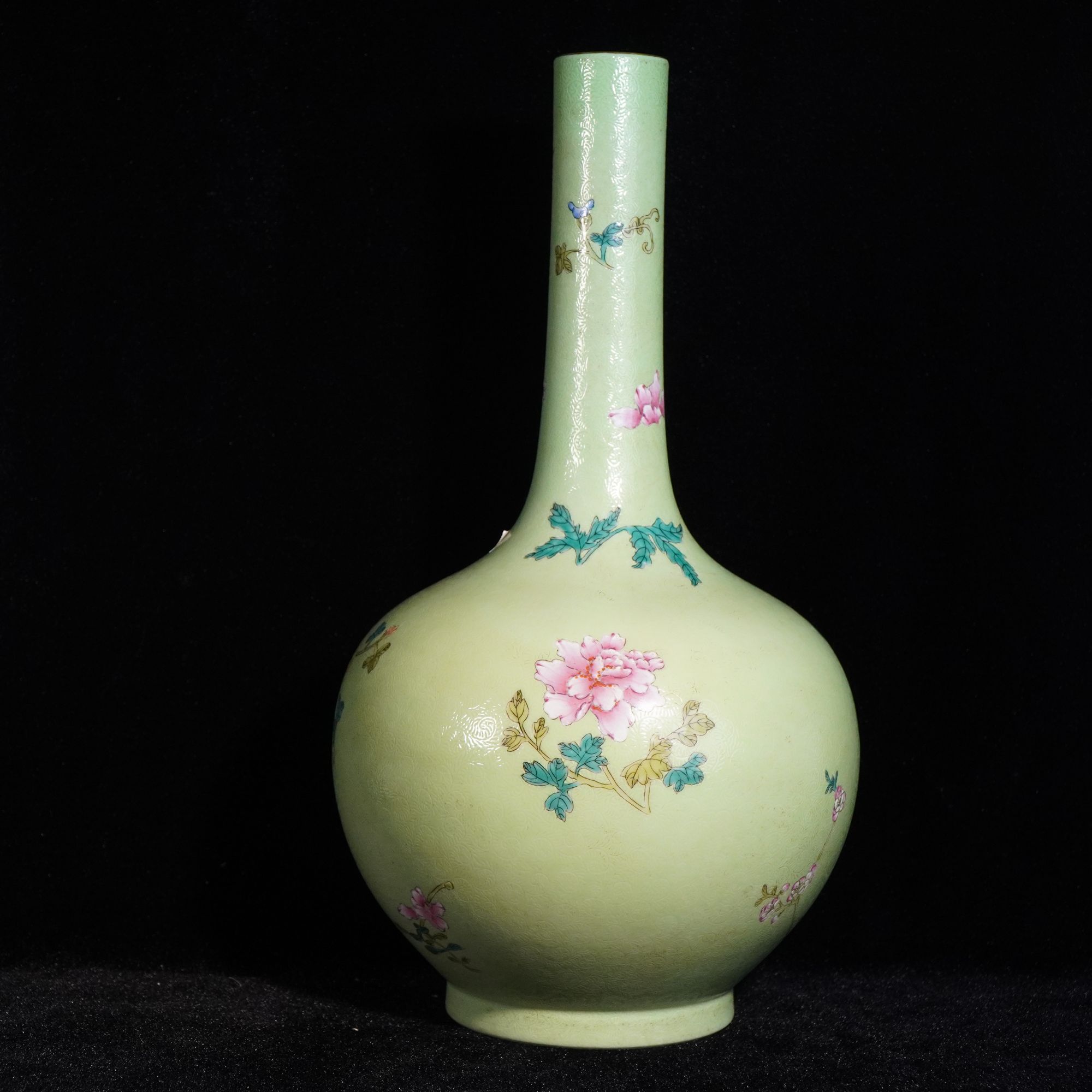 Lot48-C松石绿地粉彩长颈瓶-乾隆年制款H34-LF12280040001030