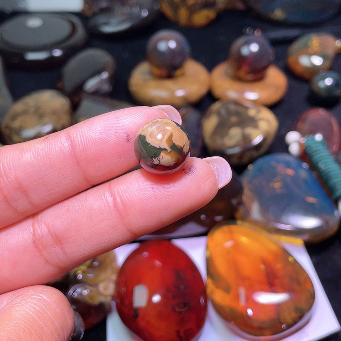 琥珀裸石未镶嵌？