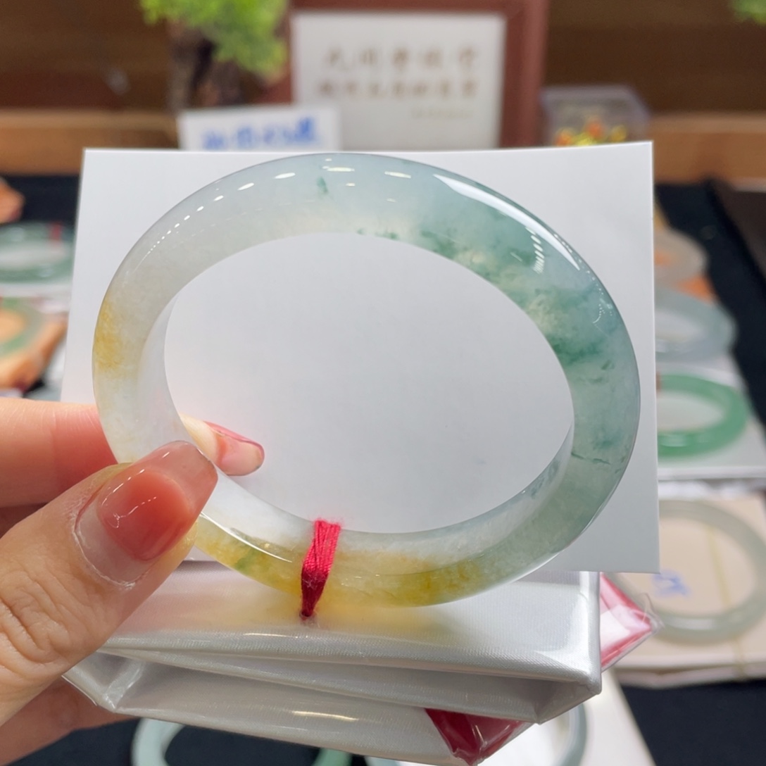 翡翠手镯未镶嵌55贵