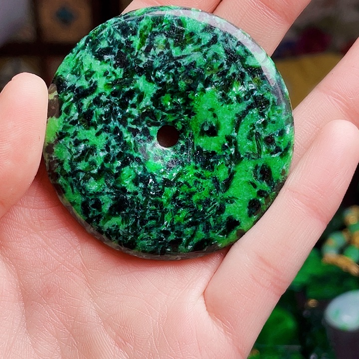 翡翠未镶嵌颈饰多样性