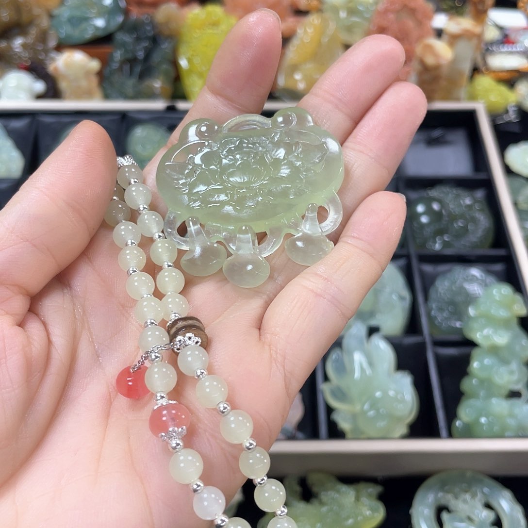 蛇纹石玉颈饰未镶嵌