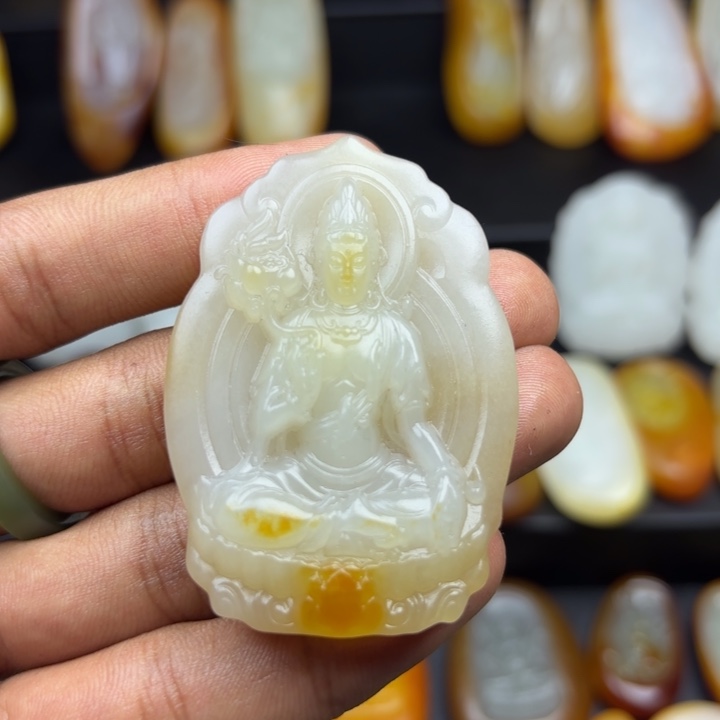 和田玉未镶嵌颈饰过**烟