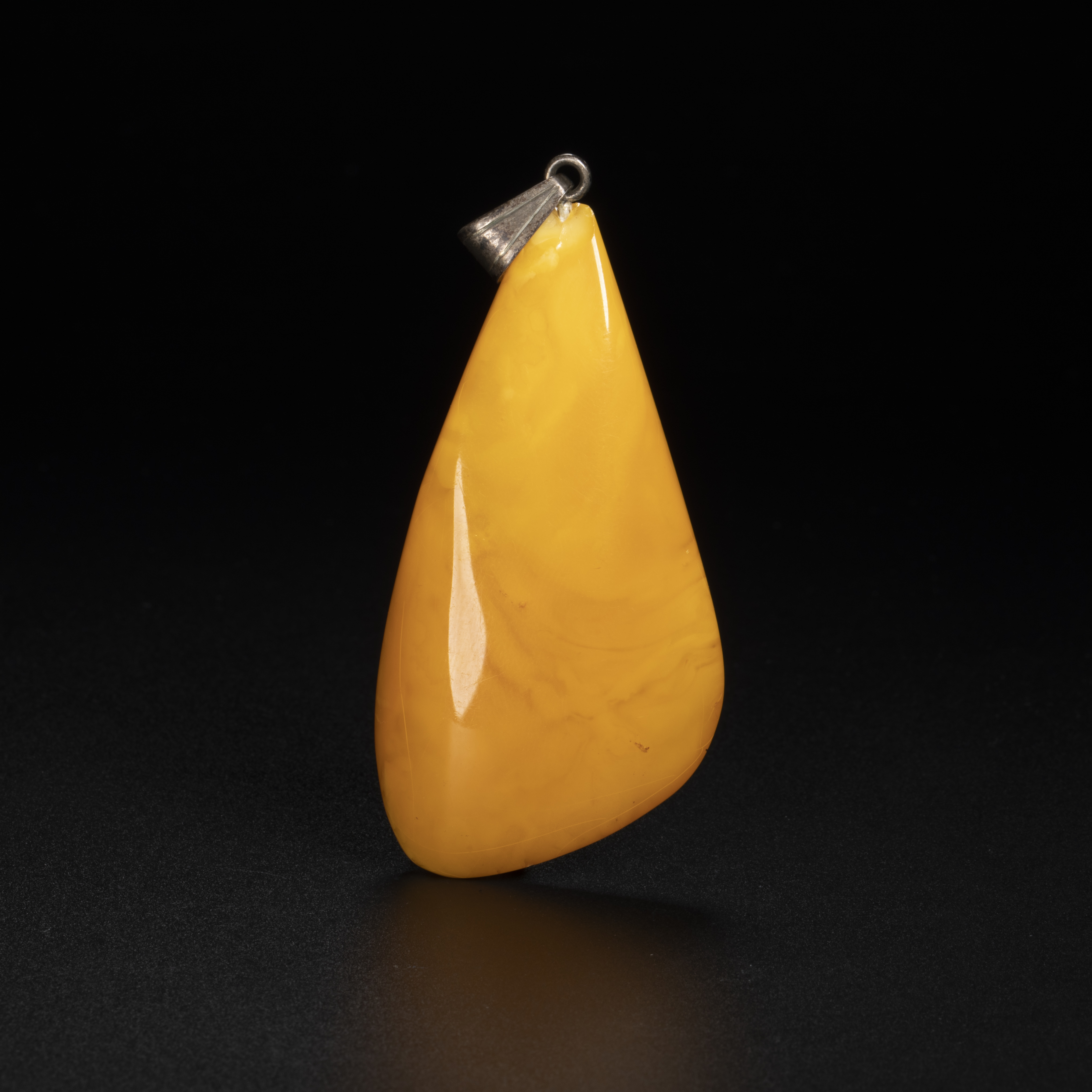 38 蜜蜡吊坠 （珠宝）