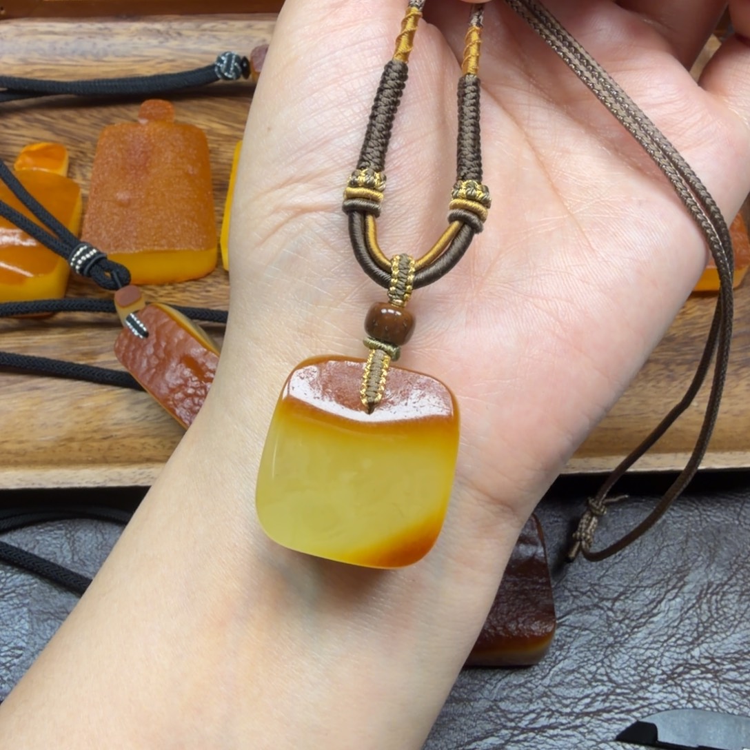 琥珀未镶嵌吊坠(赠链)