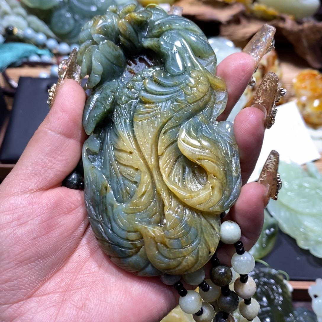 蛇纹石玉颈饰未镶嵌