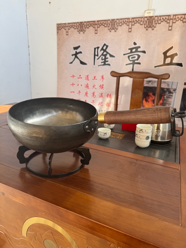 章丘手工锻打条锤镜面大肚锅无涂层健康