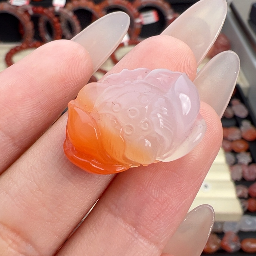 南红玛瑙未镶嵌颈饰荷花吊坠