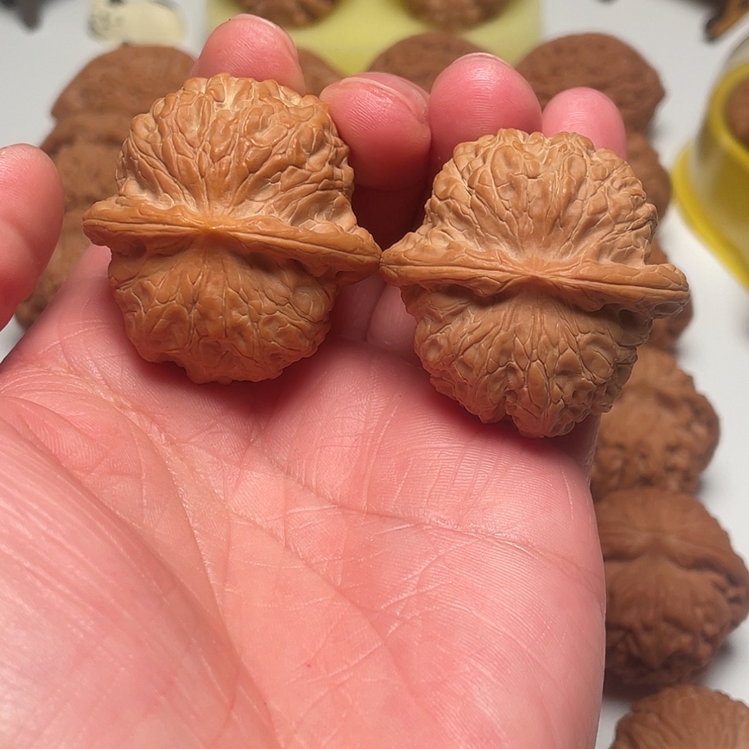 文玩核桃吊坠血麒麟