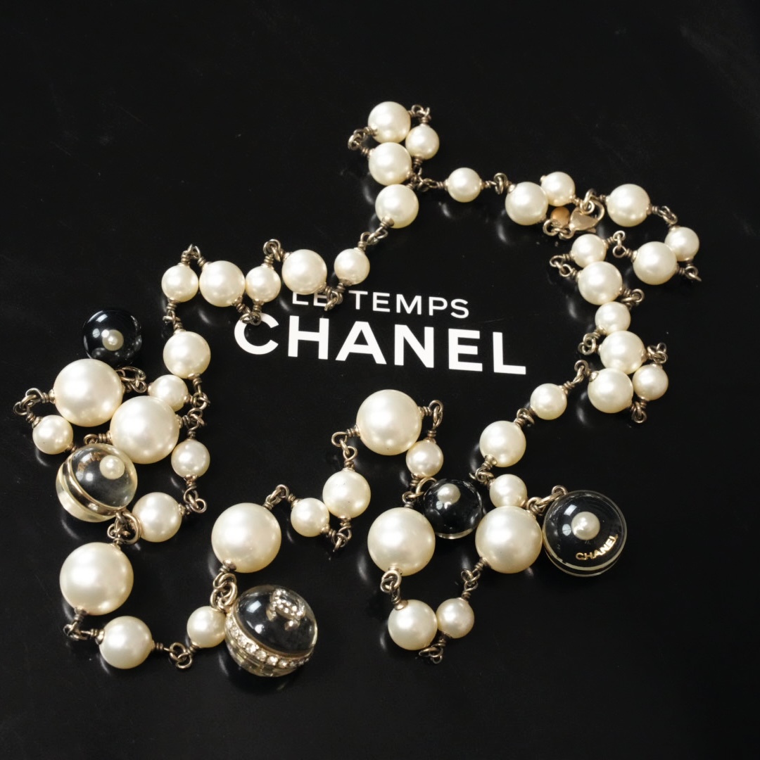 Chanel 亚克力球球珍珠项链