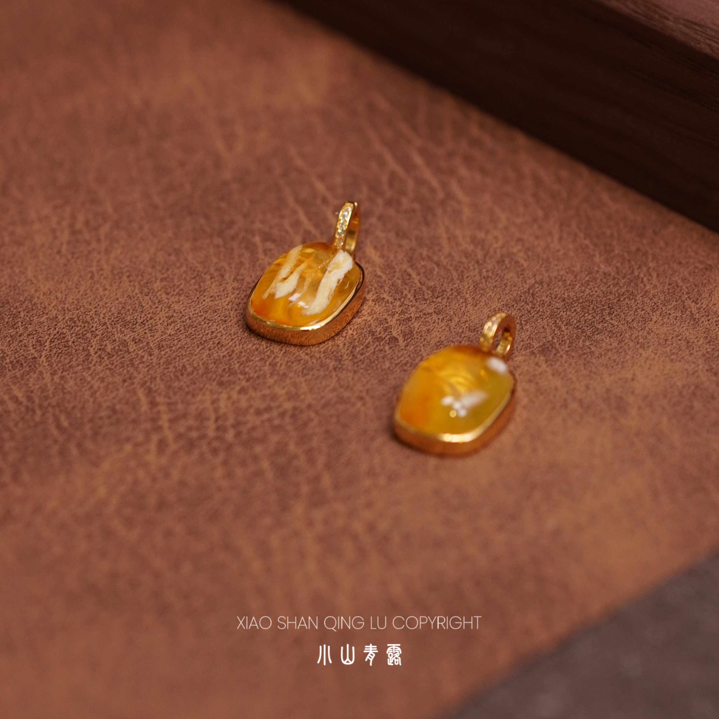 【YJ1971】天然蜜蜡飘花吊坠 S925银镀金镶嵌 -多样性发其一