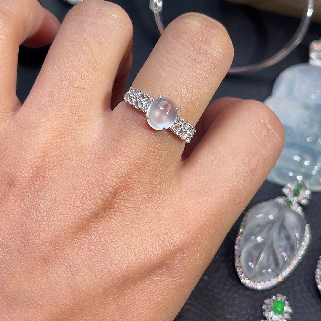 翡翠18K金镶嵌戒指蛋面