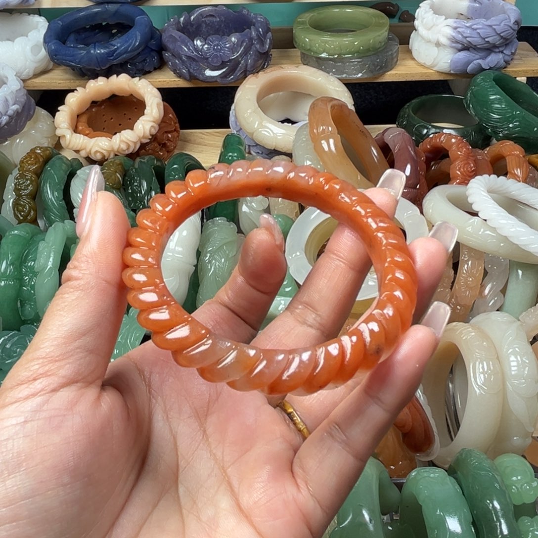 石英质玉未镶嵌雕花手镯