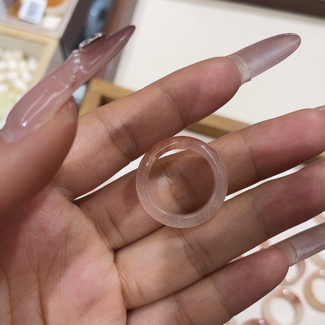 仅***卷石英质玉未镶嵌戒指