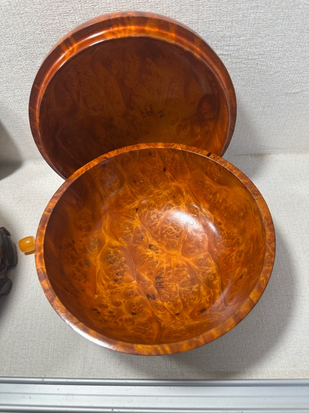 不丹果波上的不是油漆，是植物油