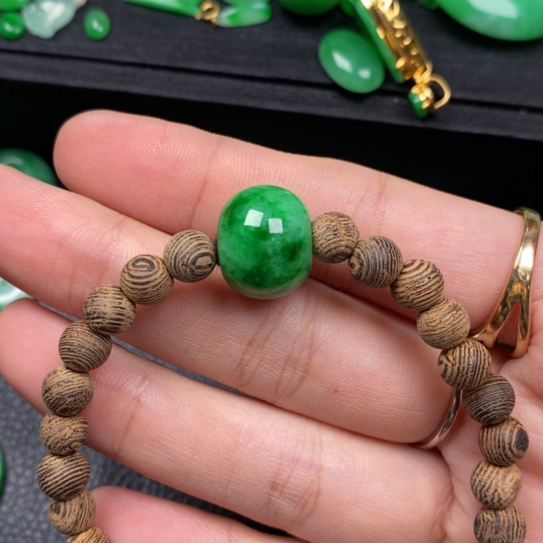 用***0翡翠未镶嵌颈饰翡翠