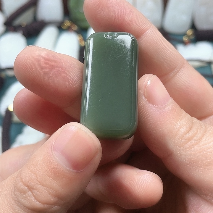 和田玉颈饰未镶嵌雅**士