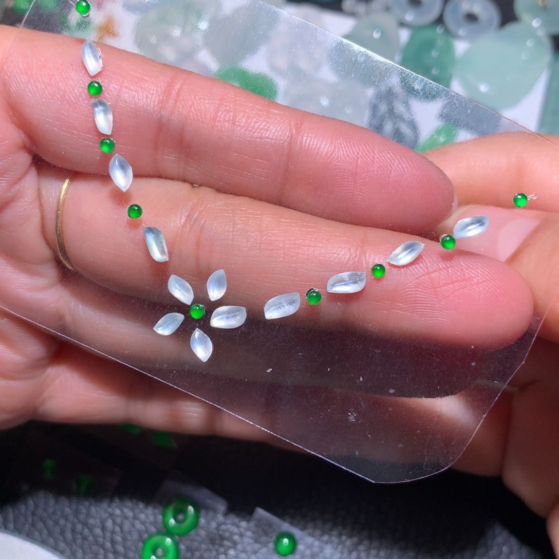 翡翠未镶嵌颈饰随行