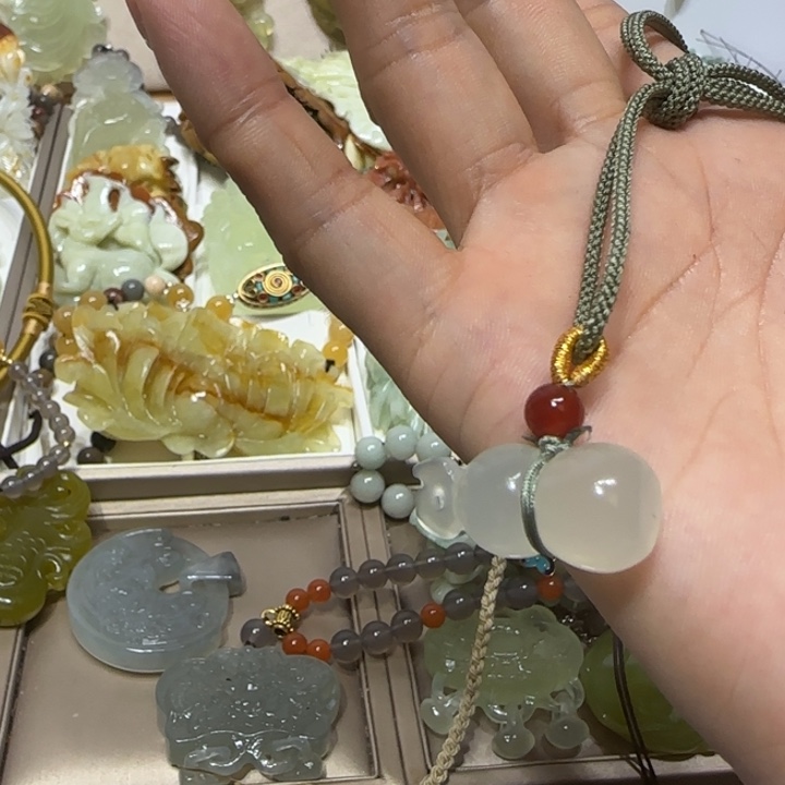 蛇纹石玉吊坠未镶嵌