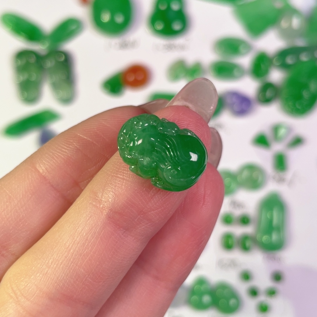 翡翠未镶嵌颈饰裸石