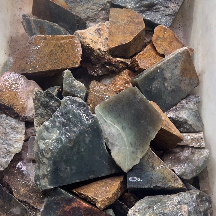 透闪石-蛇纹石玉珠宝奇石未镶嵌