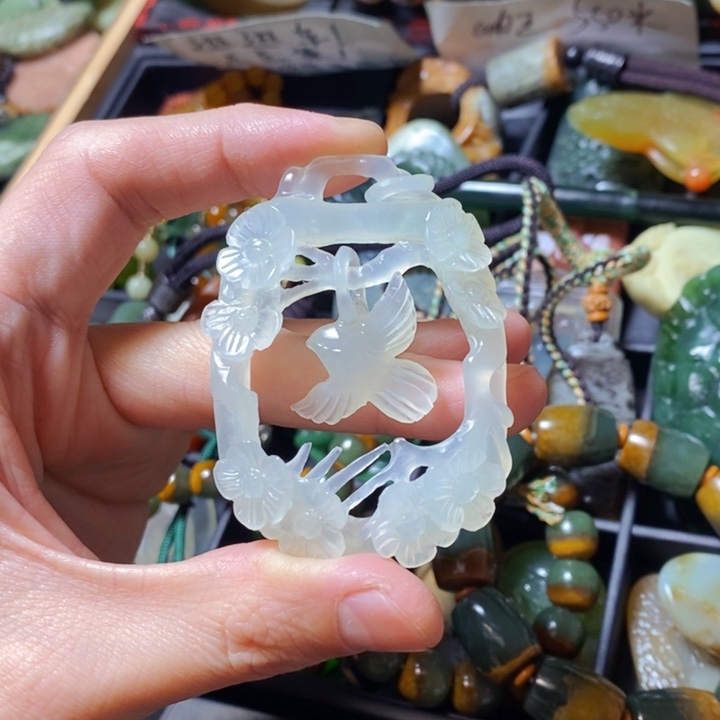 蛇纹石玉颈饰未镶嵌