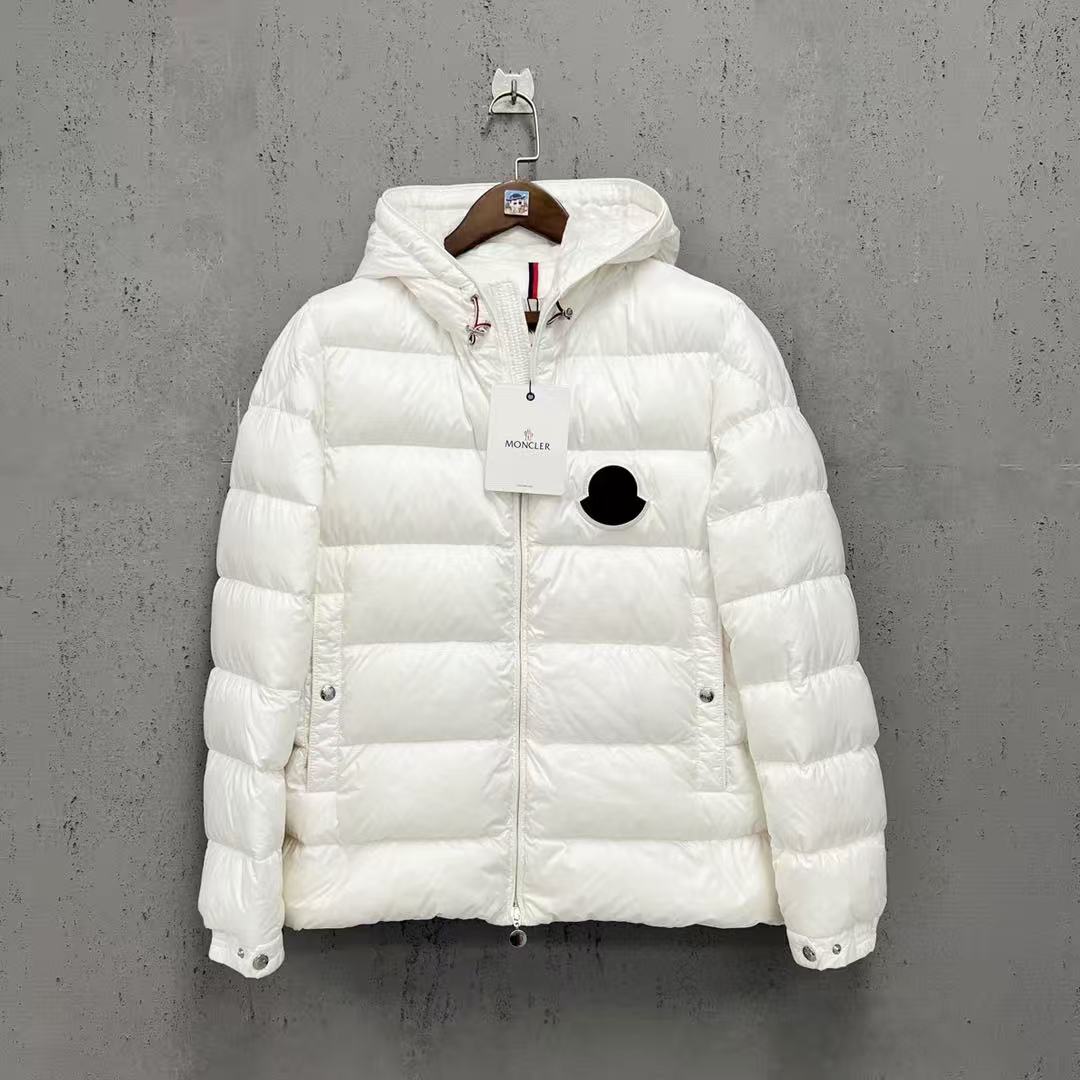 99新 MONCLER 白色胸标羽绒服 4码 B0063