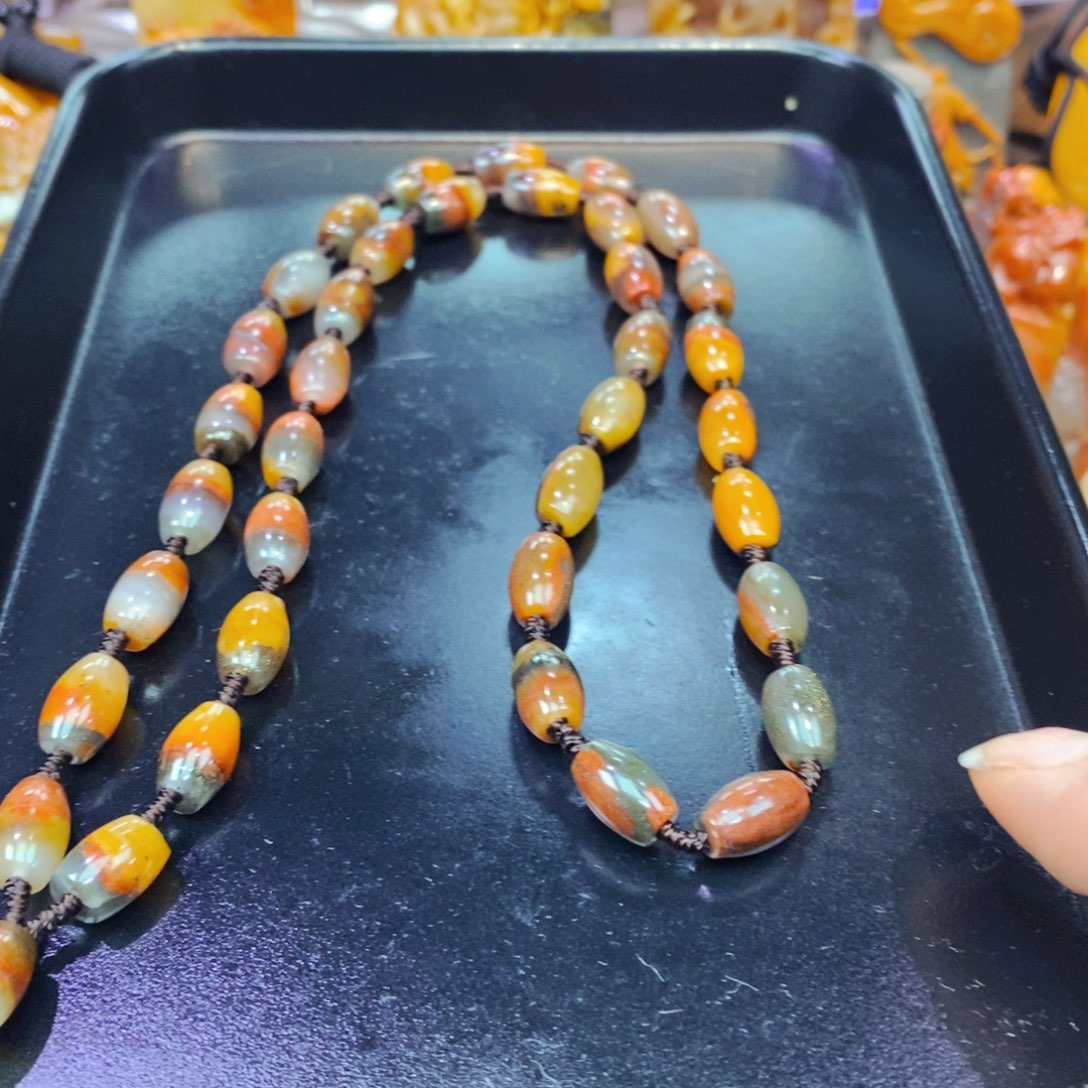 未镶嵌石英质玉（黄龙玉）颈饰