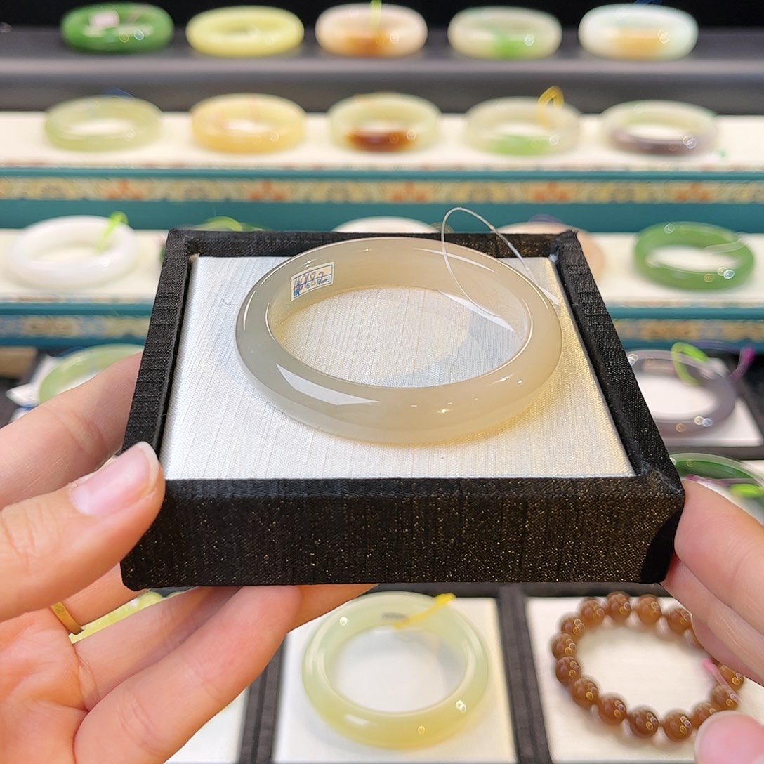 和田玉手镯未镶嵌  烟青红粉半山水