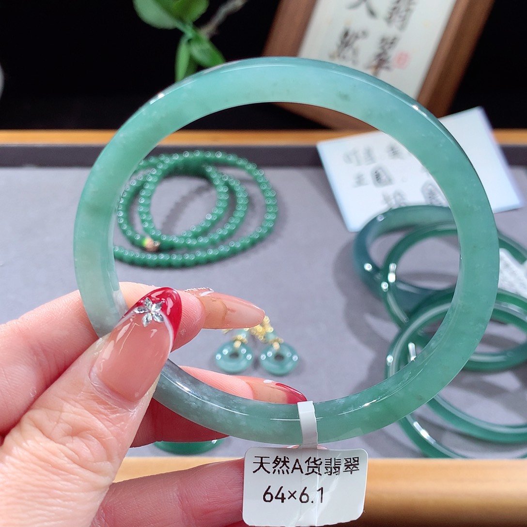 翡翠手镯（圆镯）未镶嵌