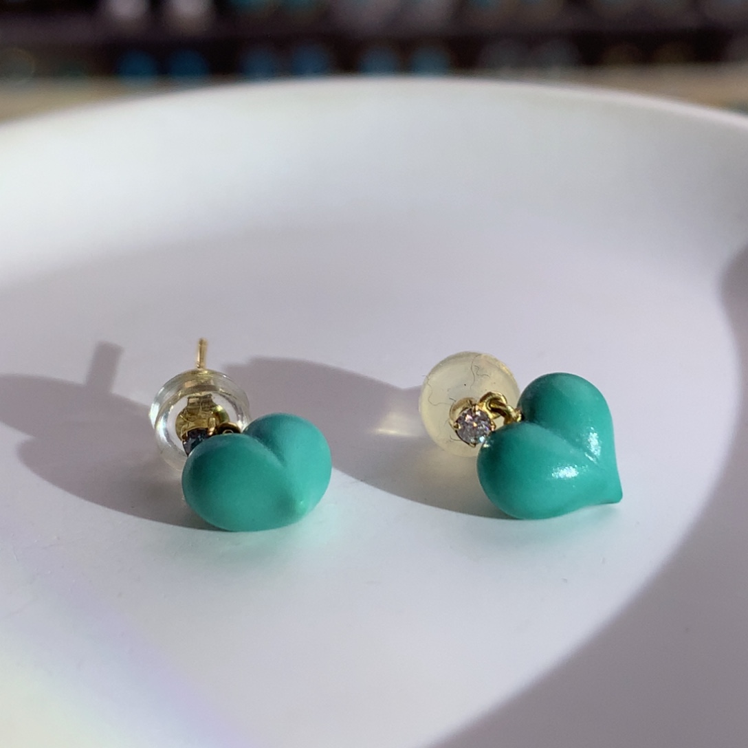 18K金镶嵌绿松石精品屁桃耳钉