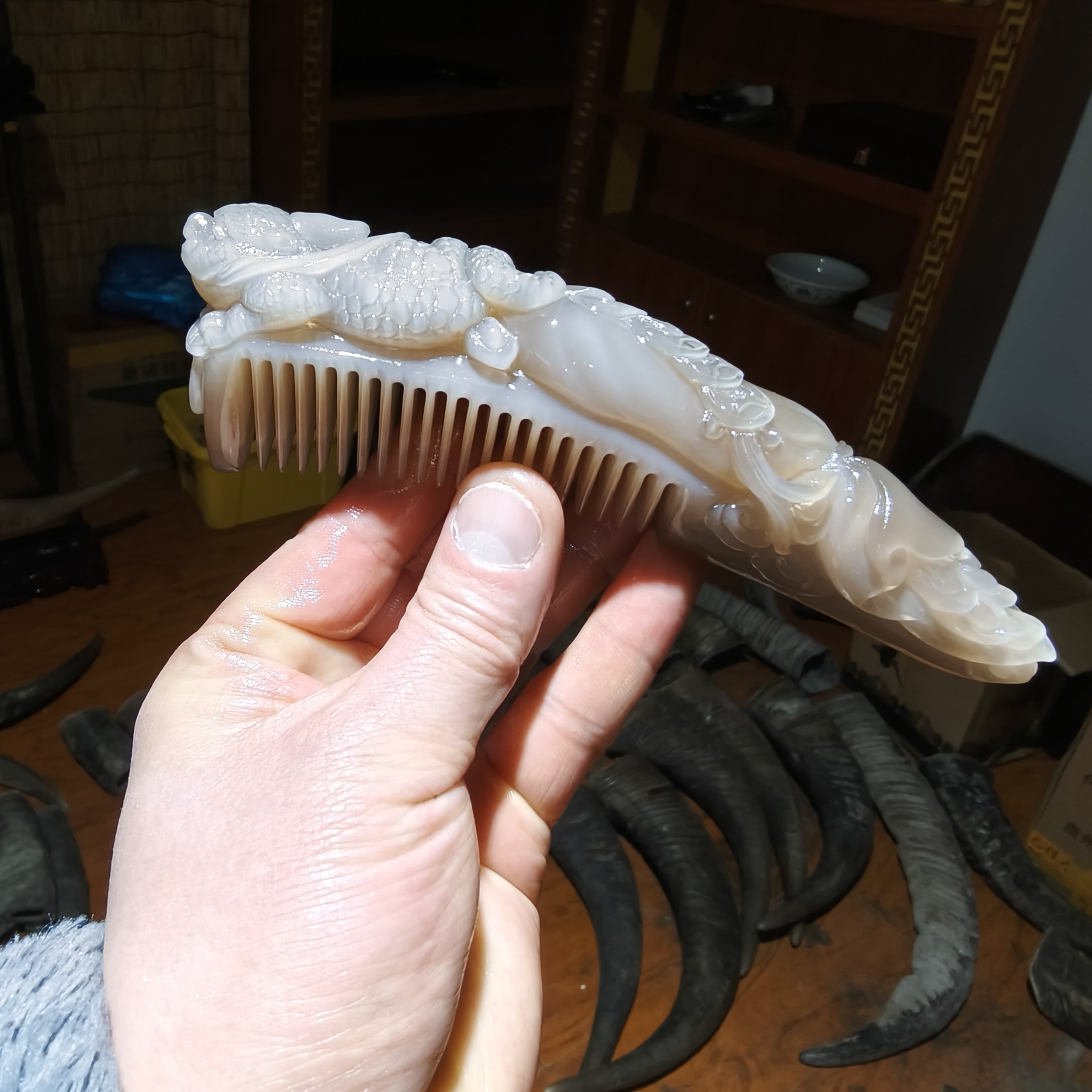 【亮哥)白水牛角精雕梳子