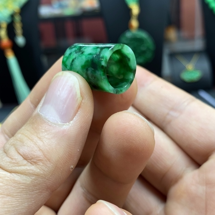 翡翠颈饰未镶嵌吊坠