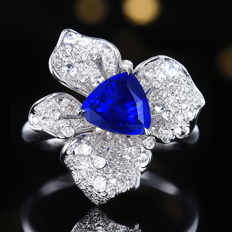花与珠宝的邂逅 主石1.74克拉 18K金 天然蓝宝石戒指