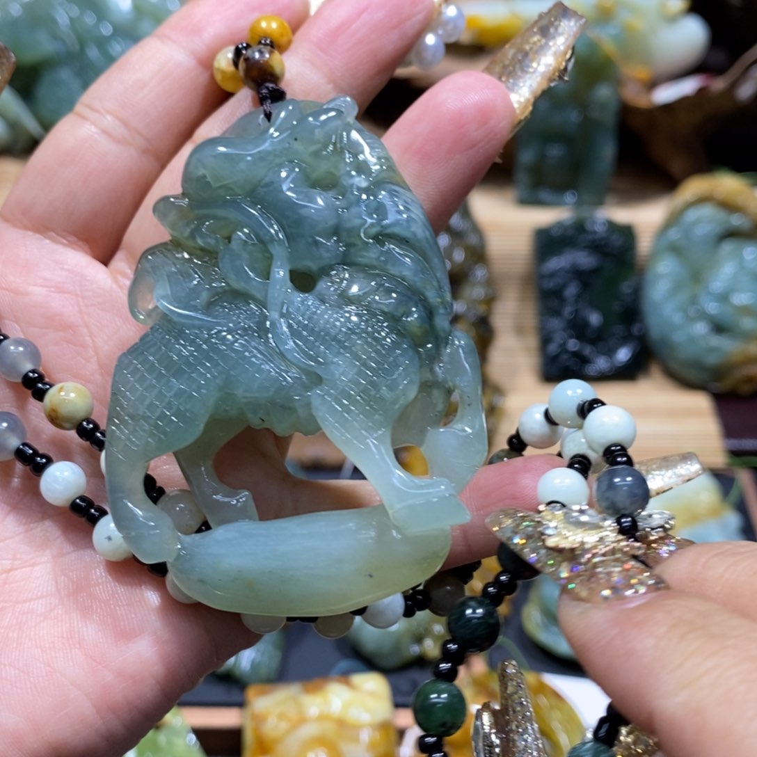 蛇纹石玉颈饰未镶嵌