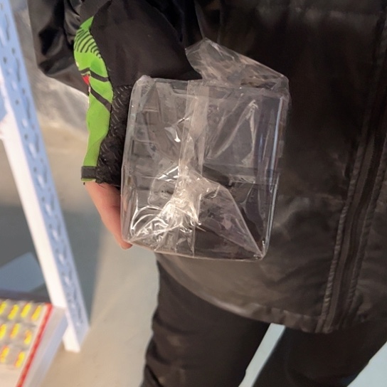 路亚箱杯架一个。     