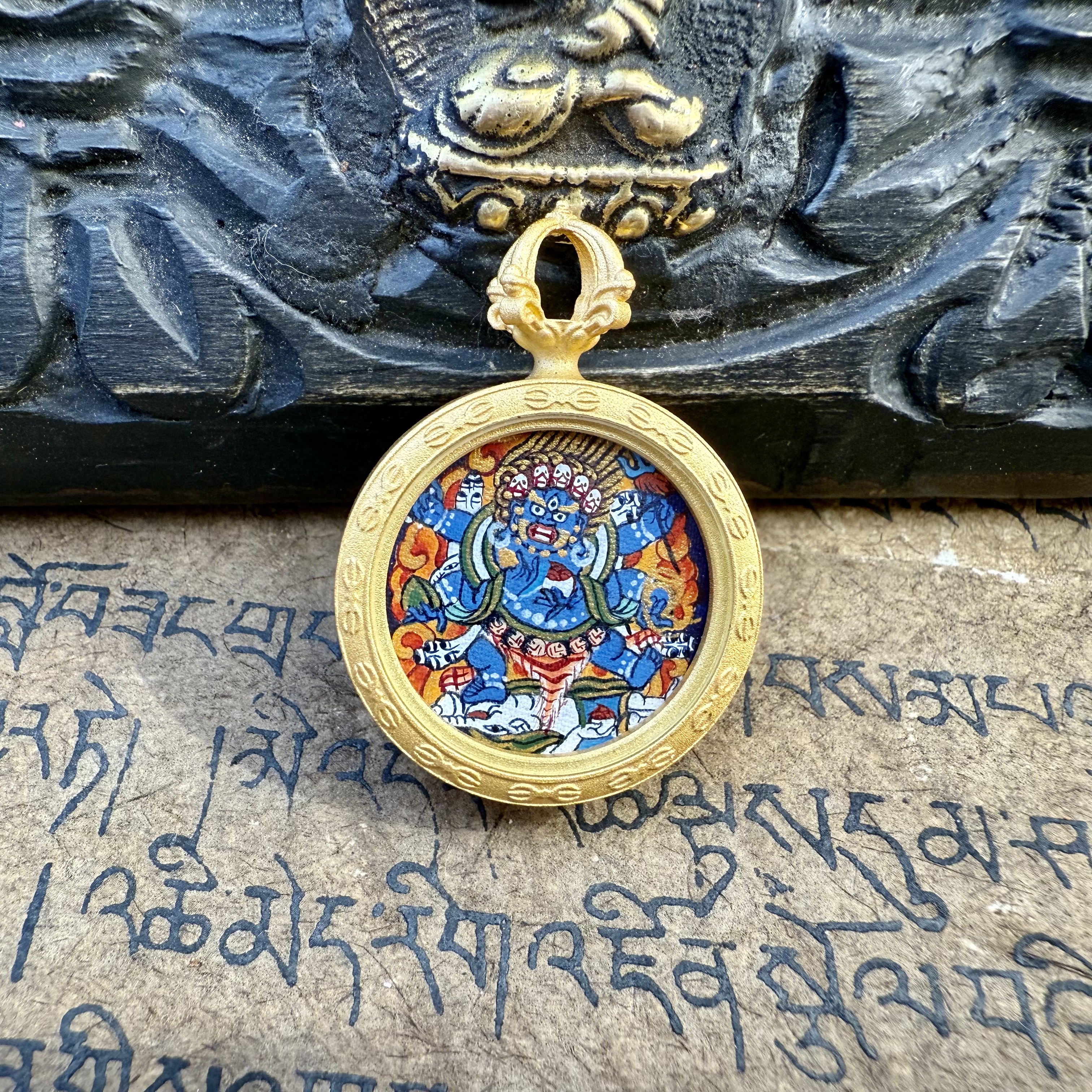 纯手绘唐卡项链大黑天圆唐卡矿物颜料黄铜外壳拉萨直飞
