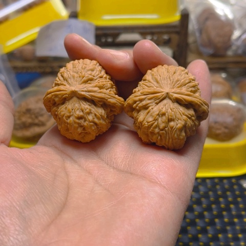 文玩核桃吊坠白狮