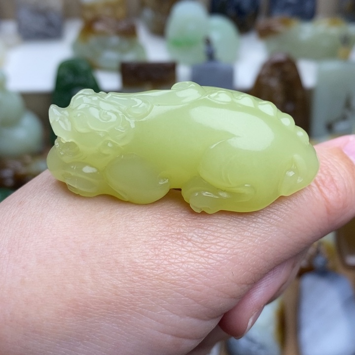 以***a和田玉未镶嵌颈饰