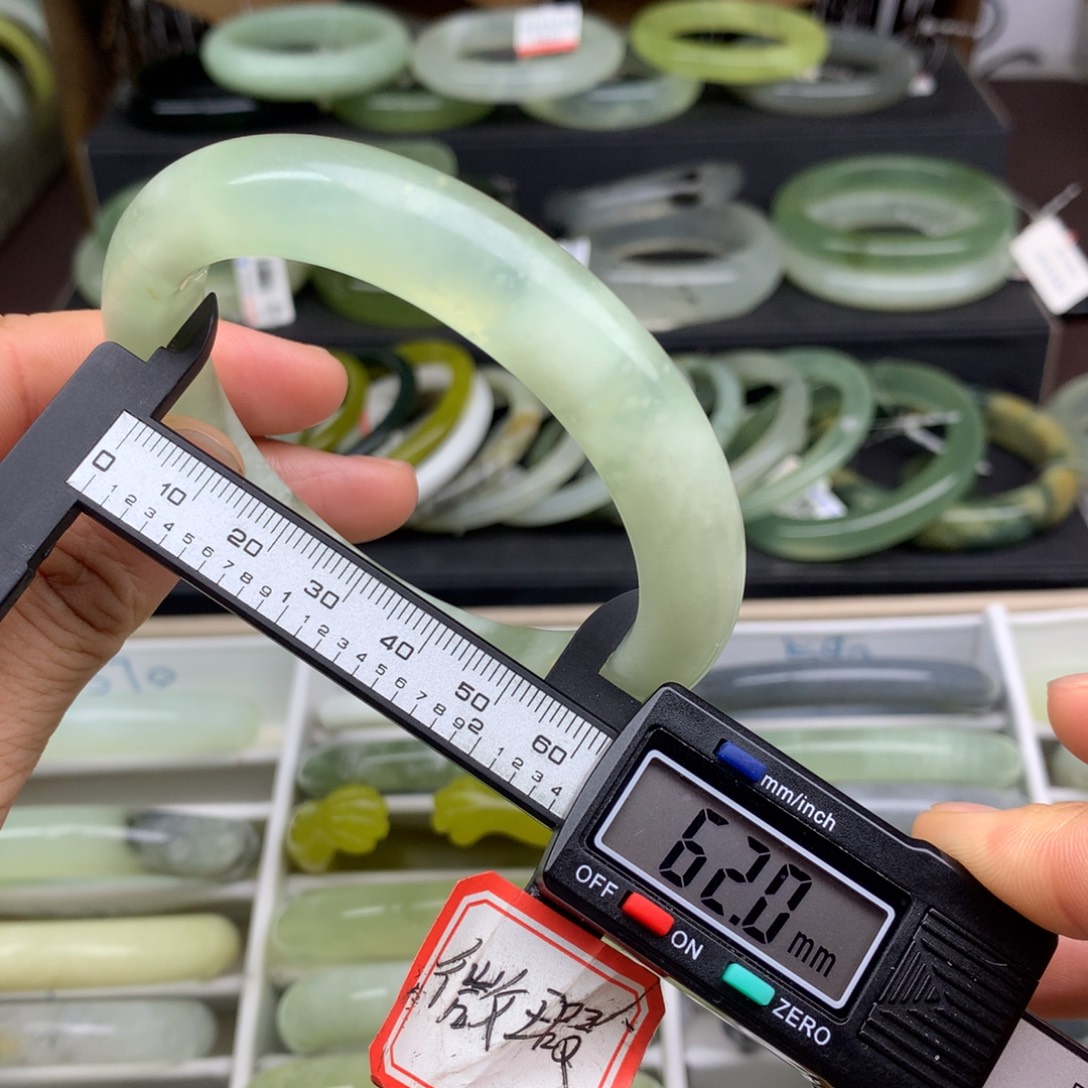 蛇纹石玉未镶嵌手镯569