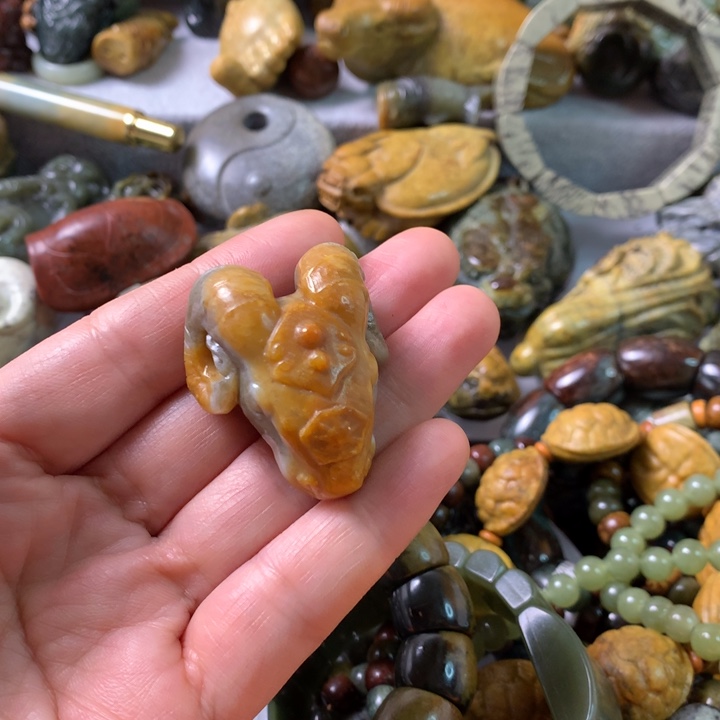 未镶嵌岫岩河磨玉（透闪石质玉）把件