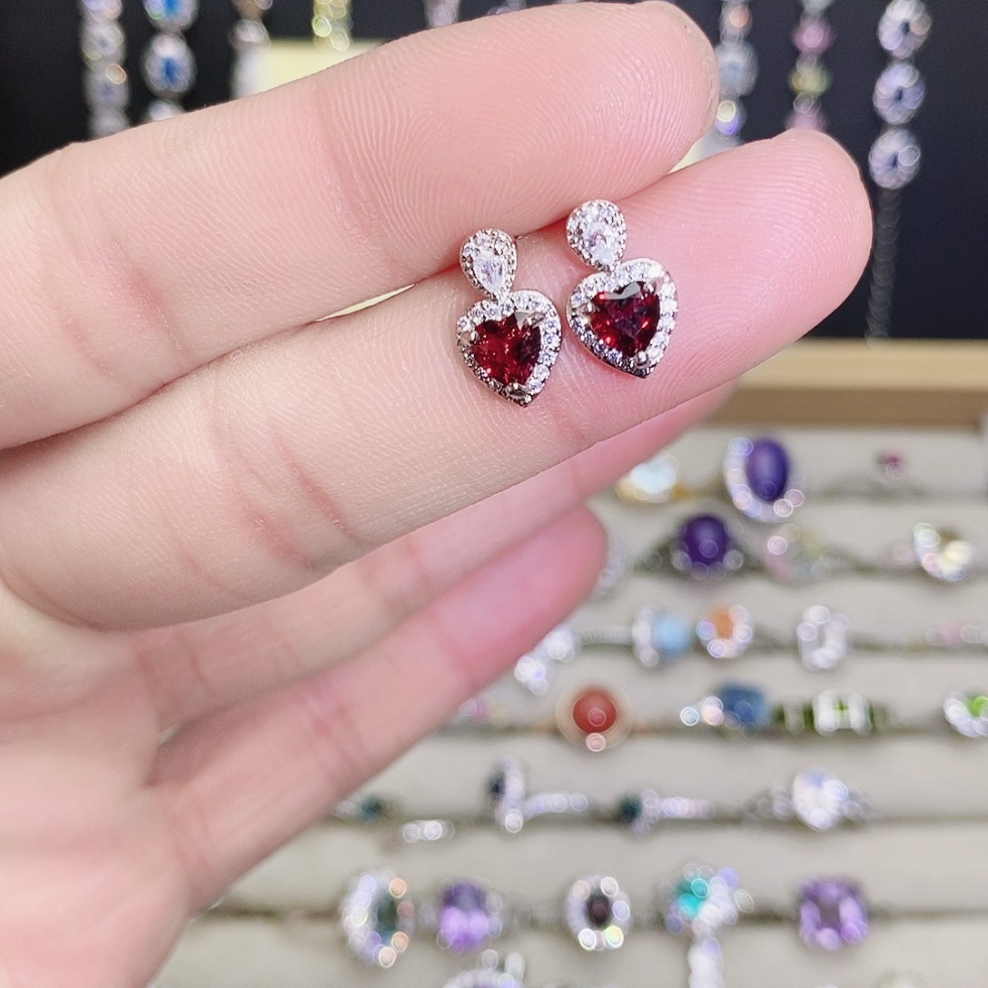 未镶嵌耳饰石榴石